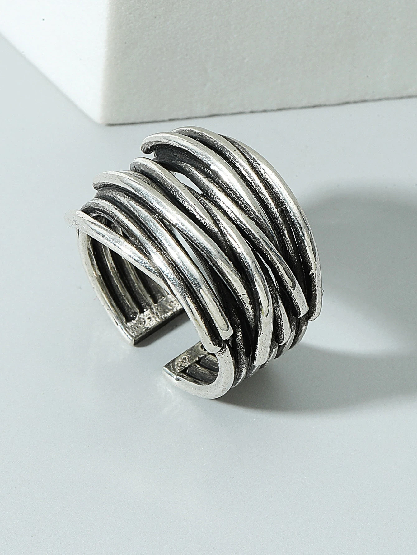 Wave Line – Gothic Curve Ring