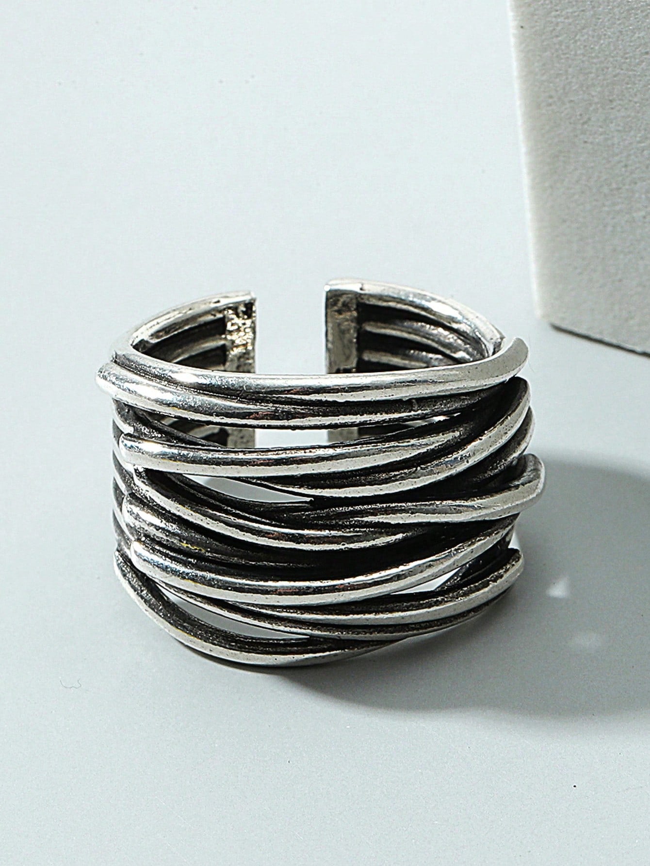 Wave Line – Gothic Curve Ring