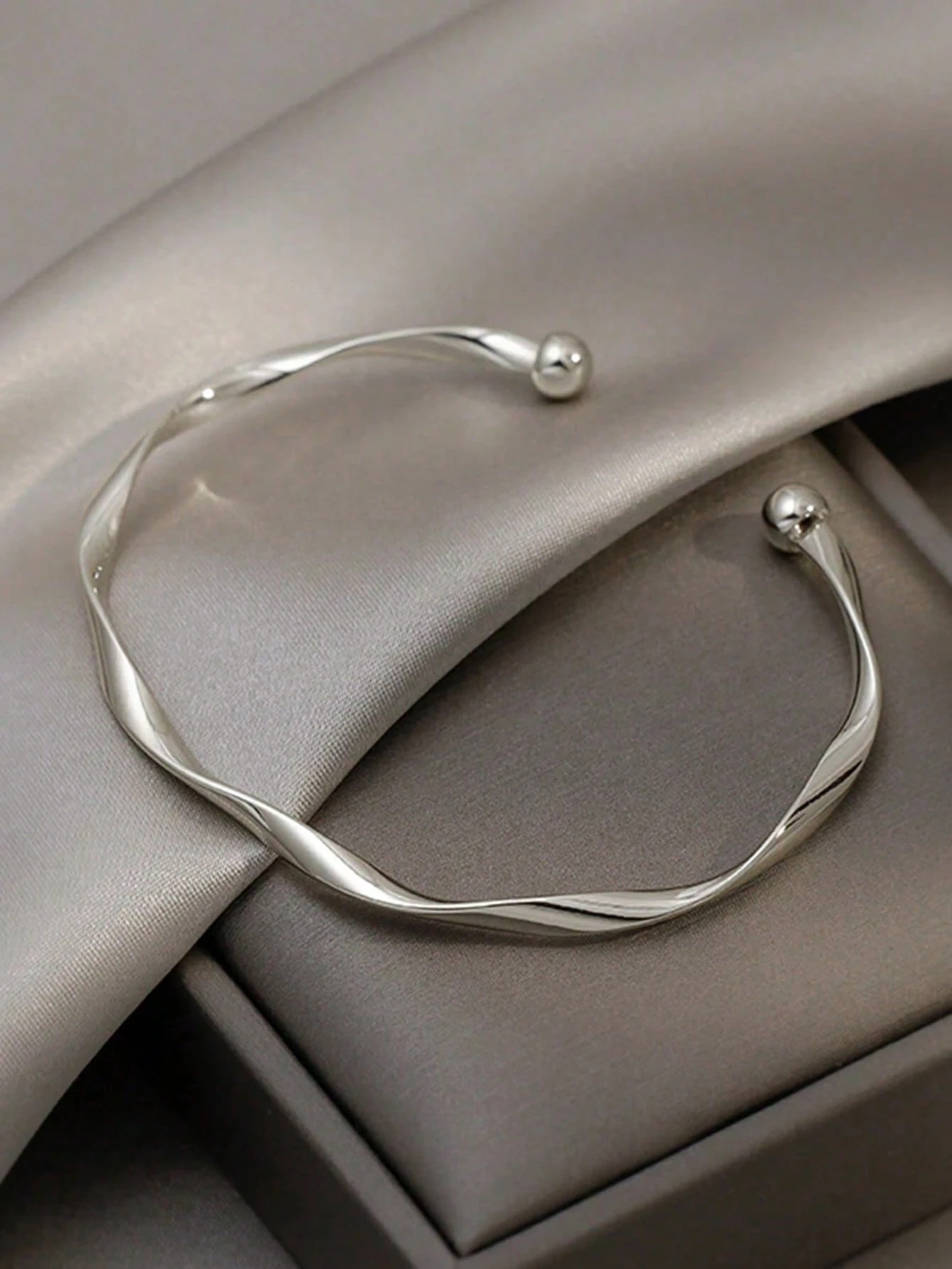 Silver Wave – Twist Bangle